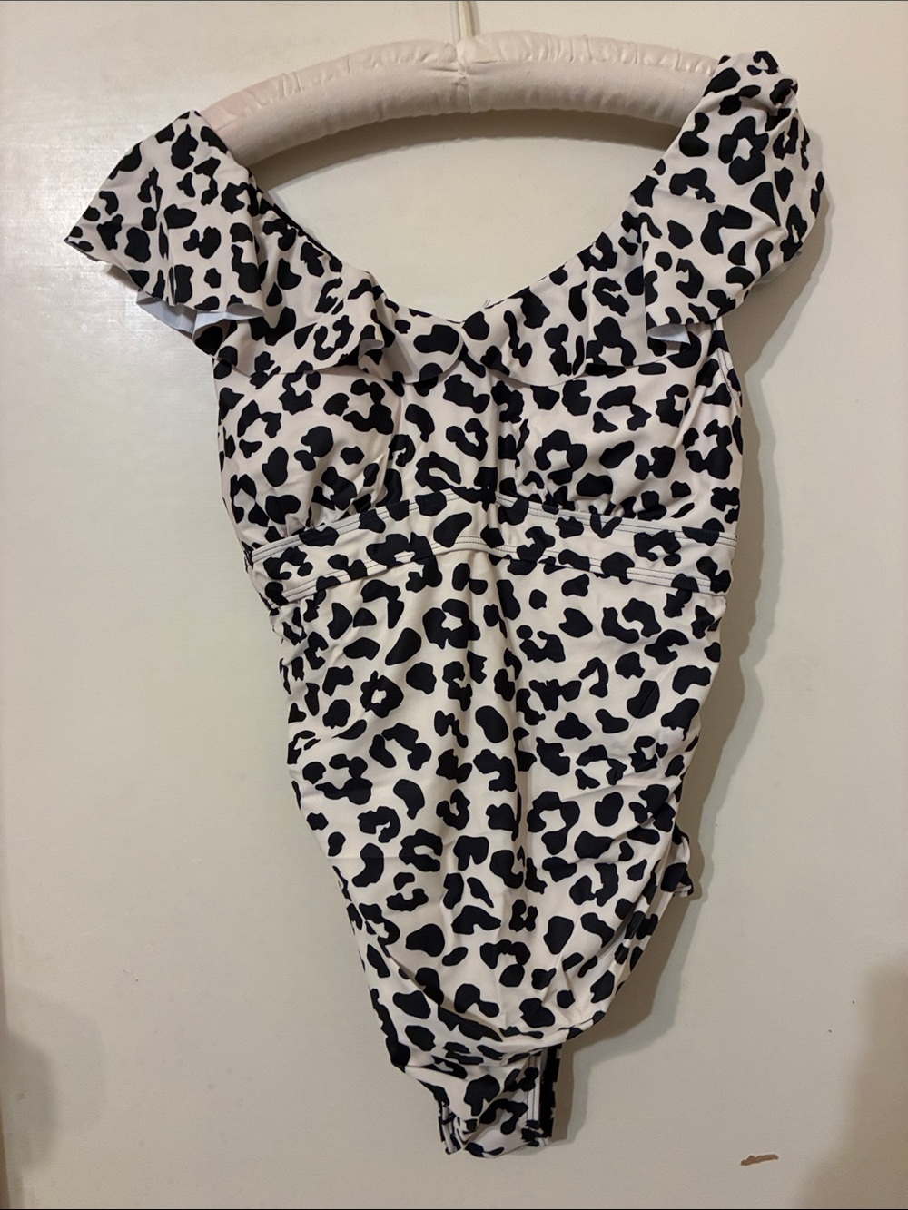 NWT Leopard Print One-Piece Swimsuit Fully lined with ruffled sleeves.  Medium.